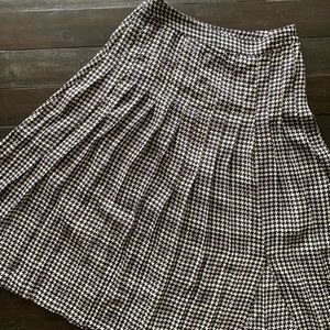 White House Black Market Pleated Skirt, Size 0, Black White & Light Purple